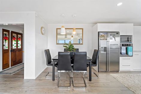 Photo of property in 52 Waiora Road, Stanmore Bay, Whangaparaoa, 0932