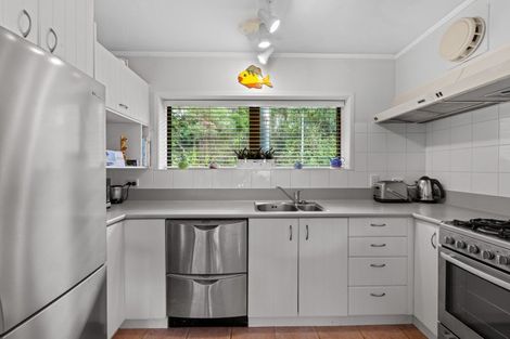 Photo of property in 6 Waiwera Road, Waiwera, Orewa, 0994