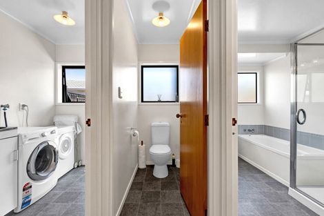 Photo of property in 4 Boulevard Drive, Merrilands, New Plymouth, 4312