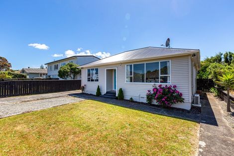 Photo of property in 25 Kapiti Crescent, Titahi Bay, Porirua, 5022