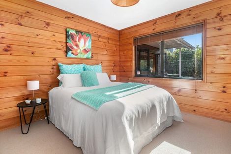 Photo of property in 6 Tasman Avenue, Henderson Valley, Auckland, 0614