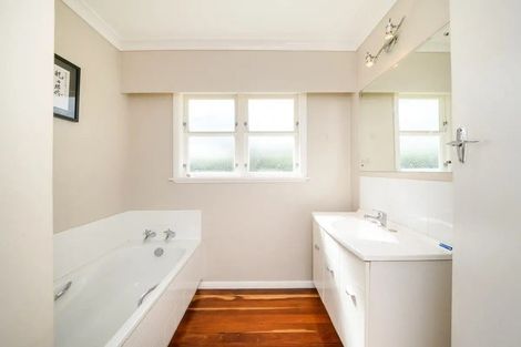 Photo of property in 18 Woburn Place, Takaro, Palmerston North, 4412