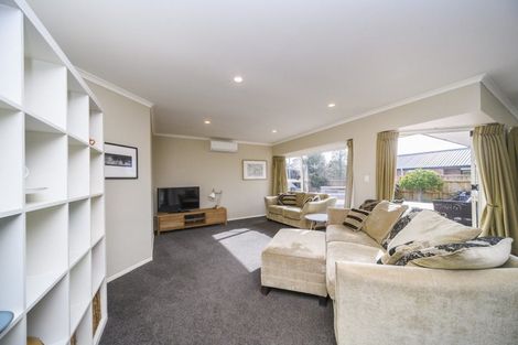 Photo of property in 5 Sycamore Crescent, Fitzherbert, Palmerston North, 4410