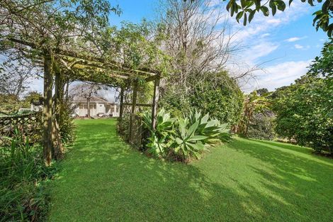 Photo of property in 9 Laingholm Drive, Laingholm, Auckland, 0604