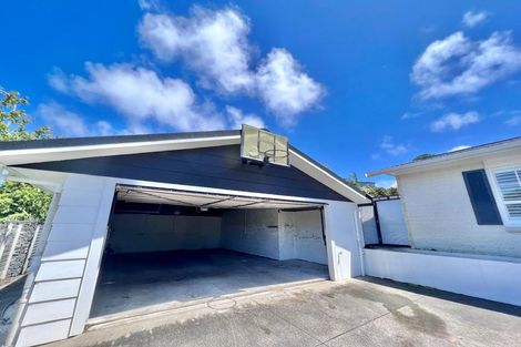 Photo of property in 2 King Richard Place, Browns Bay, Auckland, 0630