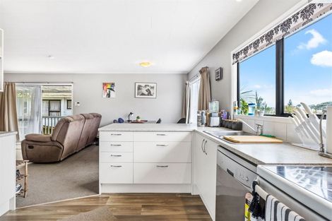 Photo of property in 2/20 Landsdale Place, Massey, Auckland, 0614