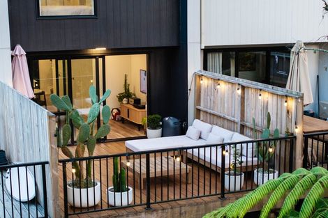 Photo of property in 33 Tokai Place, Glen Eden, 0602