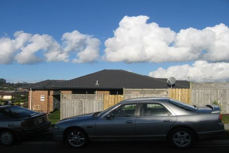 Photo of property in 2 Ballyroney Place, East Tamaki, Auckland, 2013