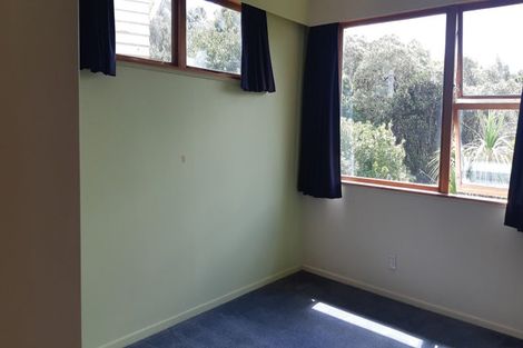 Photo of property in 5 Blandford Way, Newlands, Wellington, 6037