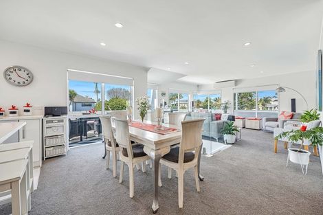 Photo of property in 2 Harbour Lights Close, West Harbour, Auckland, 0618