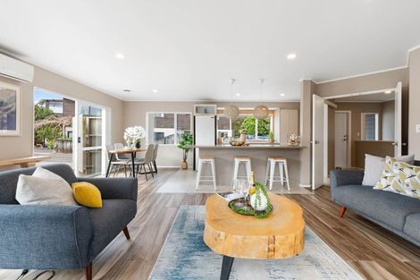 Photo of property in 2/21 Lochend Place, Highland Park, Auckland, 2010