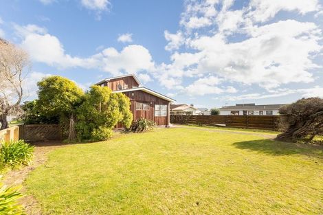 Photo of property in 26 Reeves Street, Waikanae Beach, Waikanae, 5036