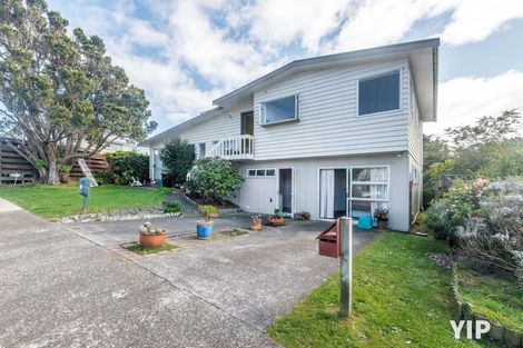 Photo of property in 48 Edgecombe Street, Newlands, Wellington, 6037