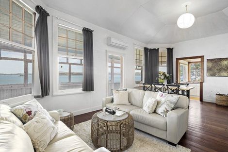 Photo of property in 35 Ferry Road, Days Bay, Lower Hutt, 5013