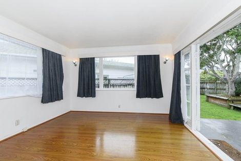 Photo of property in 38 Buscomb Avenue, Henderson, Auckland, 0610