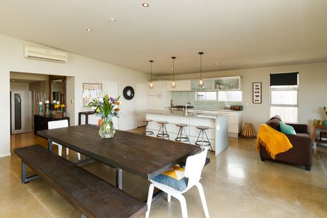 Photo of property in 19 Springdale Grove, Fitzherbert, Palmerston North, 4410