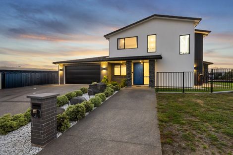 Photo of property in 2 Opaoa Way, Aotea, Porirua, 5024