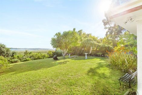 Photo of property in 28 Dawnhaven Drive, Te Atatu Peninsula, Auckland, 0610