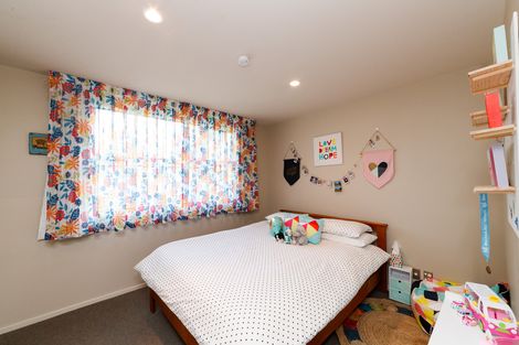 Photo of property in 19 Springdale Grove, Fitzherbert, Palmerston North, 4410