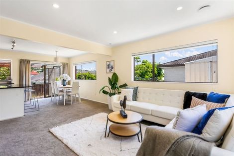 Photo of property in 2/16 Matisse Drive, West Harbour, Auckland, 0618