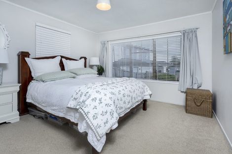 Photo of property in 2/5 Serrata Place, Browns Bay, Auckland, 0630