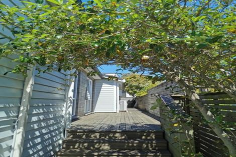 Photo of property in 1 Kilear Close, Pinehill, Auckland, 0632