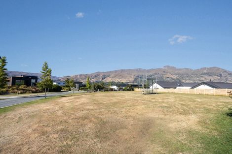 Photo of property in 3 Urquhart Place, Wanaka, 9305
