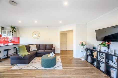 Photo of property in 6 San Bernadino Drive, Henderson, Auckland, 0612