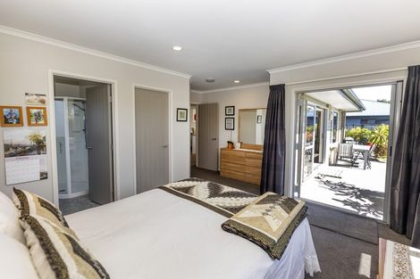 Photo of property in 2 Oakwood Drive, Highlands Park, New Plymouth, 4312