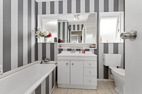 Photo of property in 97 Tiroroa Avenue, Te Atatu South, Auckland, 0610