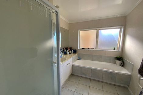 Photo of property in 2/246 Cascades Road, Botany Downs, Auckland, 2010