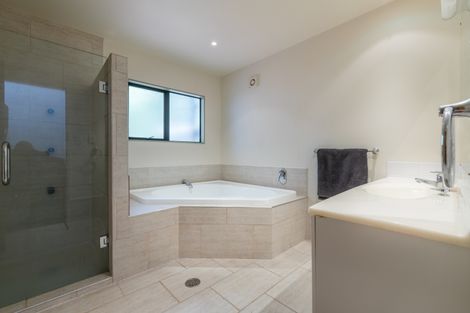 Photo of property in 59 Laingholm Drive, Laingholm, Auckland, 0604