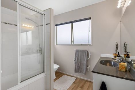 Photo of property in 6 Settlers Grove, Orewa, 0931