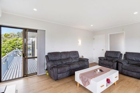 Photo of property in 2/30 Redoubt Road, Goodwood Heights, Auckland, 2105