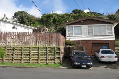 Photo of property in 17 Alwyn Place, Newlands, Wellington, 6037