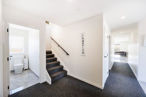 Photo of property in 37 Vaucluse Heights, Fitzherbert, Palmerston North, 4410