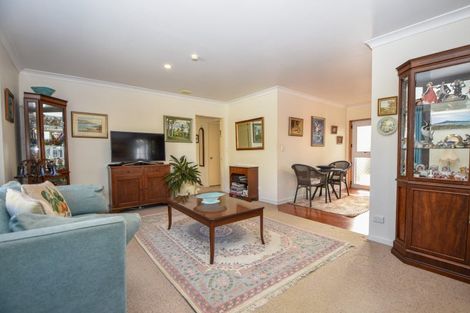 Photo of property in 72 Pembroke Street, Carterton, 5713