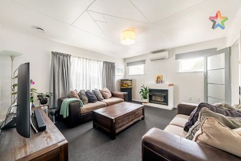 Photo of property in 35 Lees Grove, Wainuiomata, Lower Hutt, 5014