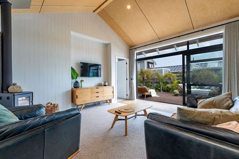 Photo of property in 33 Rauparaha Street, Waikanae Beach, Waikanae, 5036