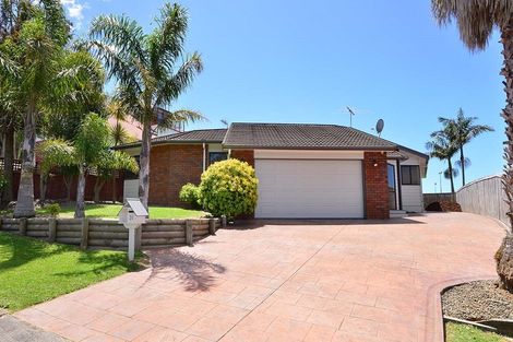Photo of property in 31 Ronald Macken Place, Windsor Park, Auckland, 0632
