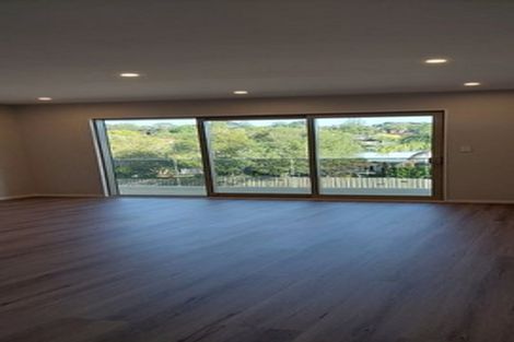 Photo of property in 1b Taupiko Place, Green Bay, Auckland, 0604