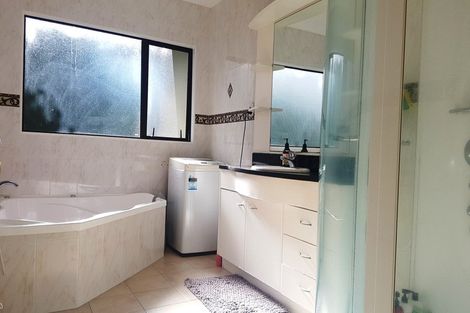 Photo of property in 2 Graham Collins Drive, Windsor Park, Auckland, 0632