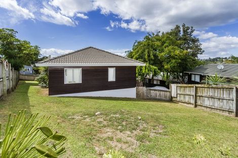 Photo of property in 2/13 Valecrest Place, Bayview, Auckland, 0629