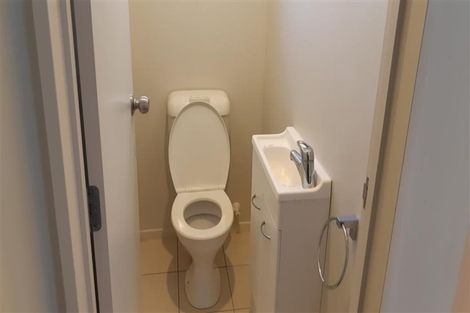 Photo of property in 10/22 Northcross Drive, Oteha, Auckland, 0632