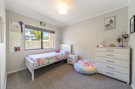 Photo of property in 2 Oaklands Grove, Clouston Park, Upper Hutt, 5018
