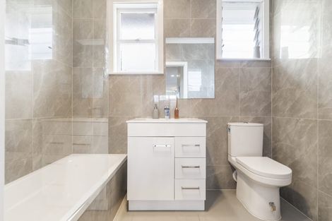 Photo of property in 33 Cobham Crescent, Kelston, Auckland, 0602