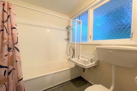 Photo of property in 32 Ngaio Road, Kelburn, Wellington, 6012