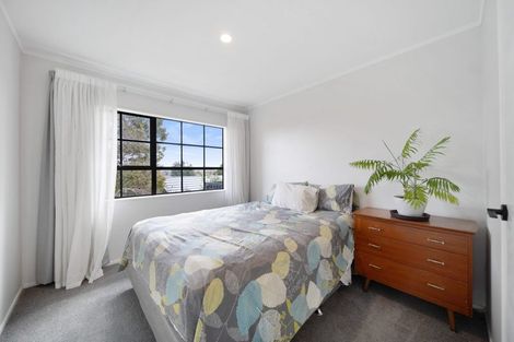 Photo of property in 6 Crestlands Place, Papakura, 2110