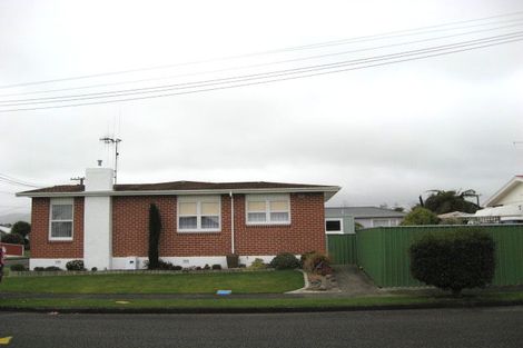 Photo of property in 18 Karaka Crescent, Levin, 5510