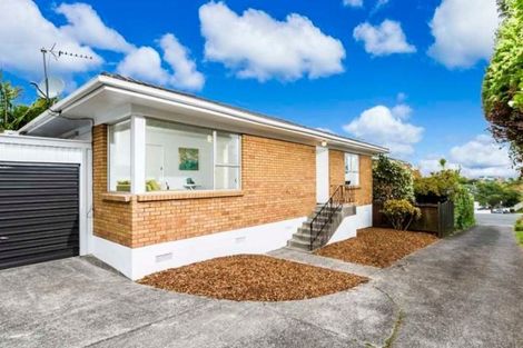Photo of property in 2/8 Tobruk Crescent, Milford, Auckland, 0620